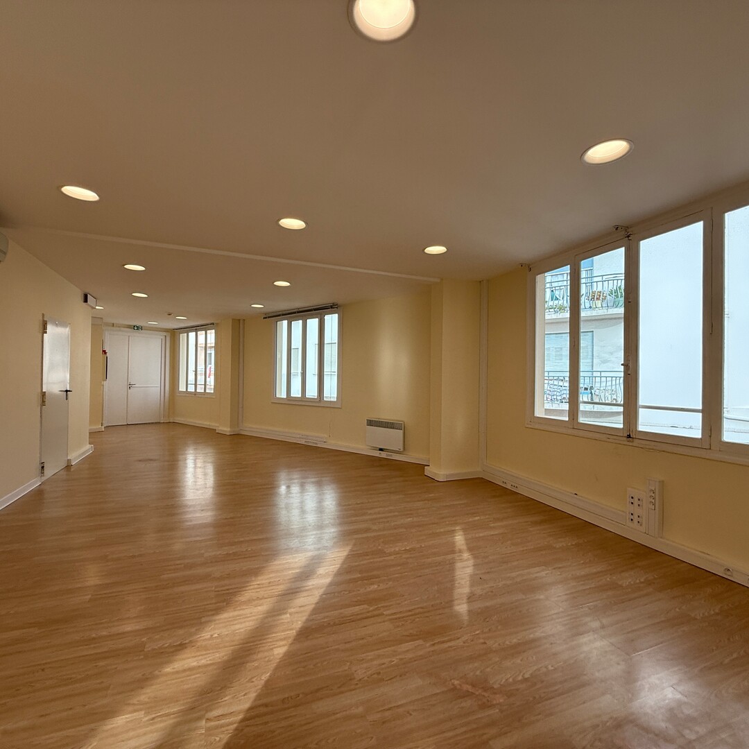 Bureau à louer – Spacieux, Lumineux, Idéalement Situé - Location d'appartements à Monaco