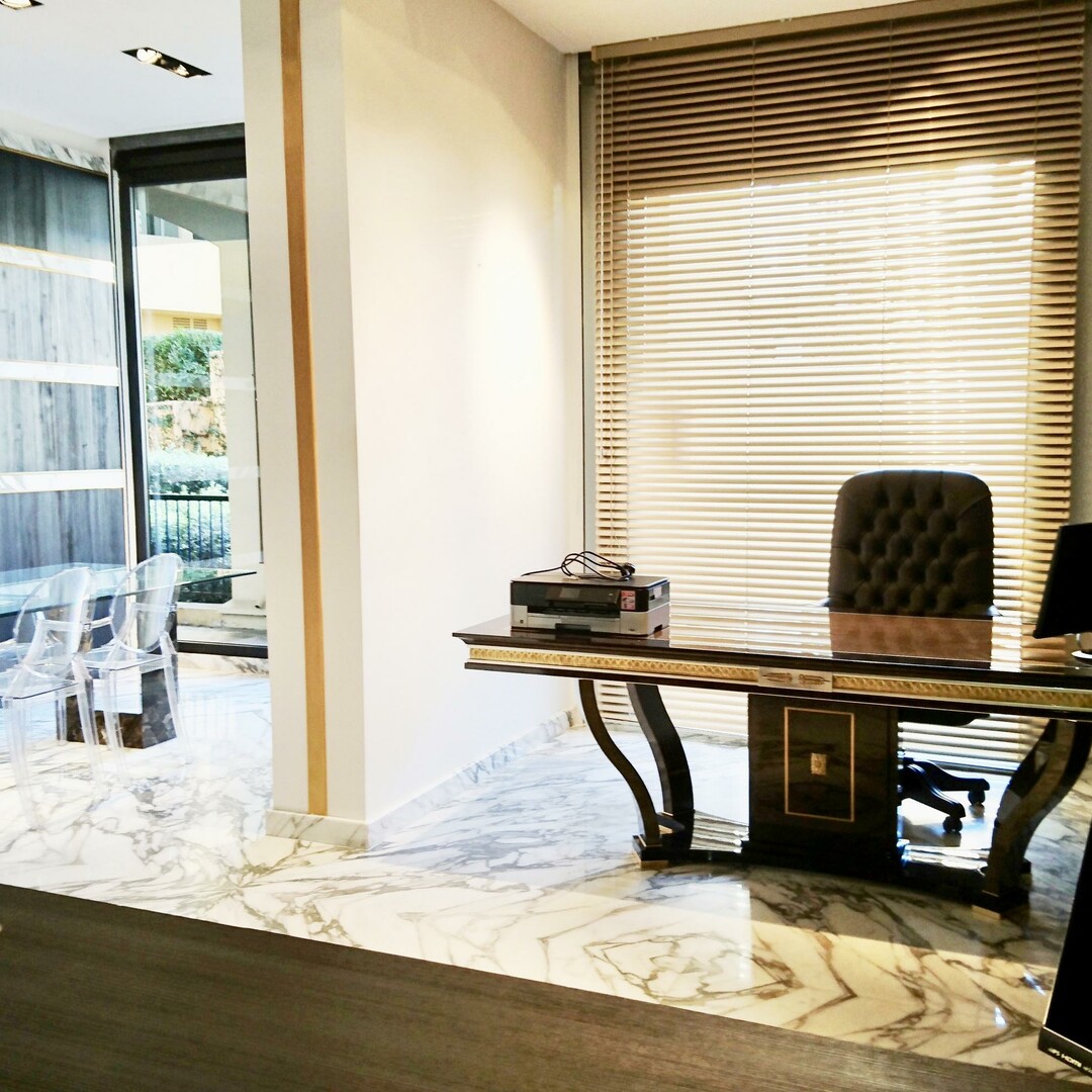 Bureau sur le Port de Fontvieille - belle vitrine (CMB 038-0382) - Location d'appartements à Monaco