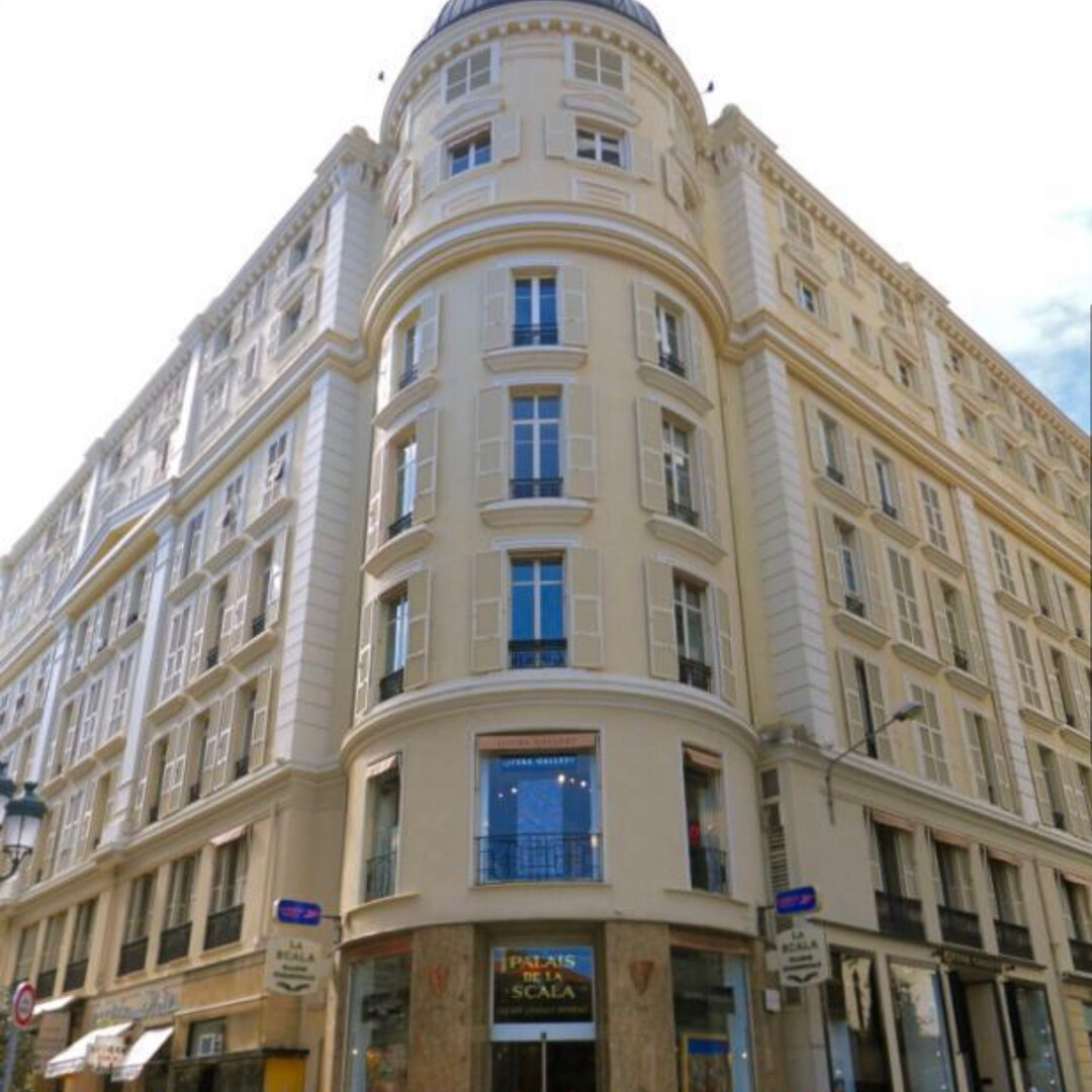 LOCAL AVEC VITRINE LOCATION BAIL PRÉCAIRE - Location d'appartements à Monaco