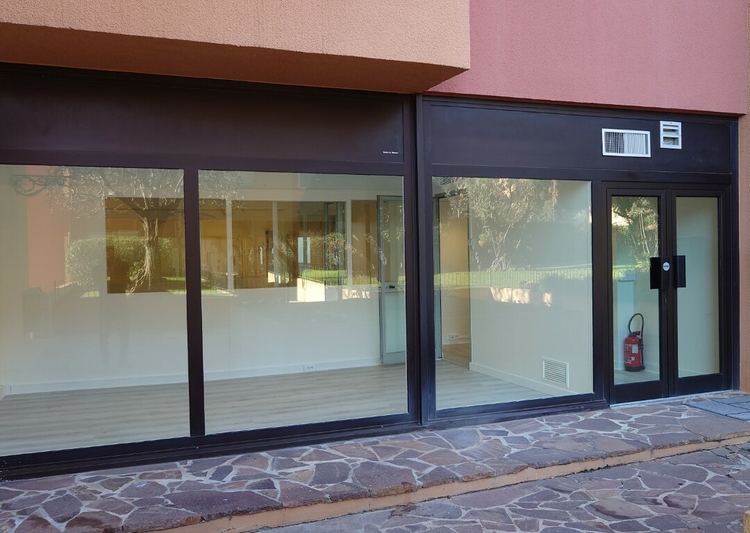 GRAND BUREAU AVEC VITRINE - Location d'appartements à Monaco