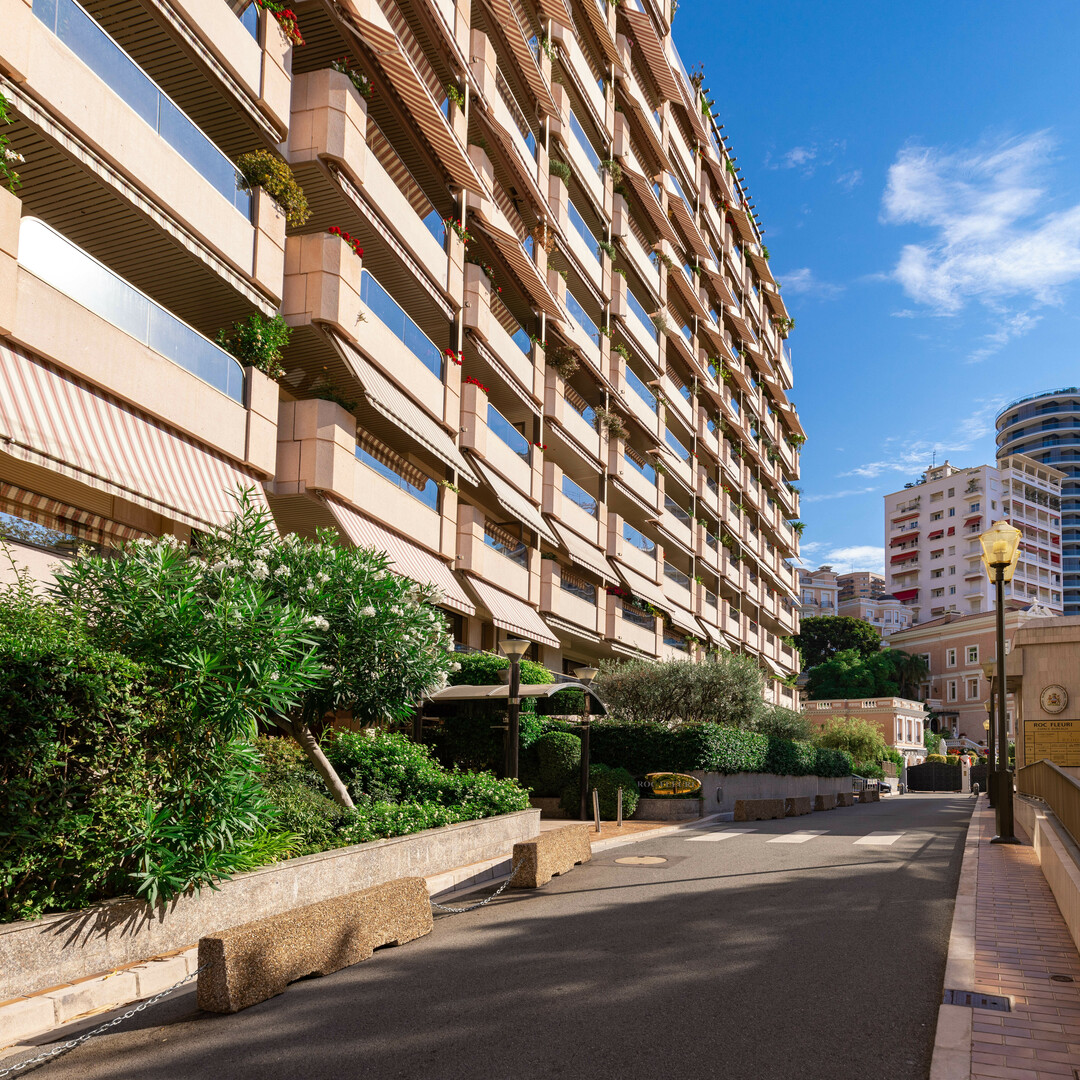 GRAND APPARTEMENT AVEC TERRASSE - RÉSIDENCE « LE ROC FLEURI» - Location d'appartements à Monaco