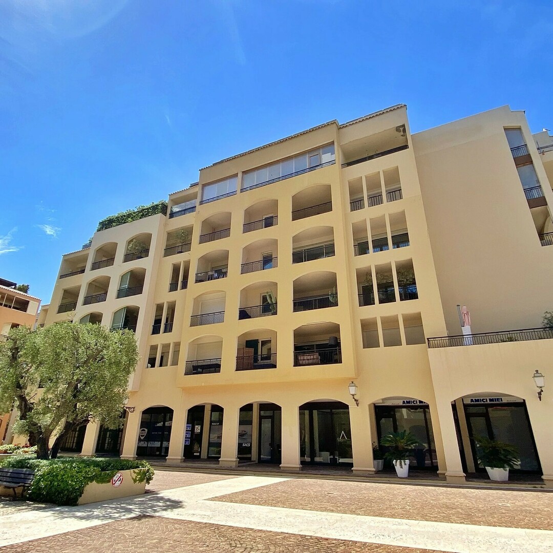 Bureau avec vitrine et vue sur Port Fontvielle - Location d'appartements à Monaco