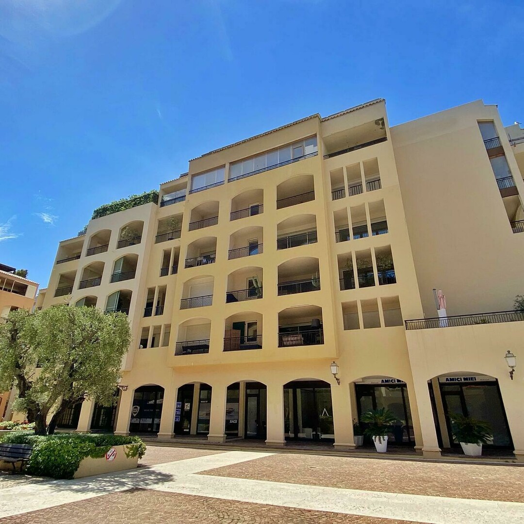 Bureau avec vue sur la vitrine et le port de Fontvielle - Location d'appartements à Monaco