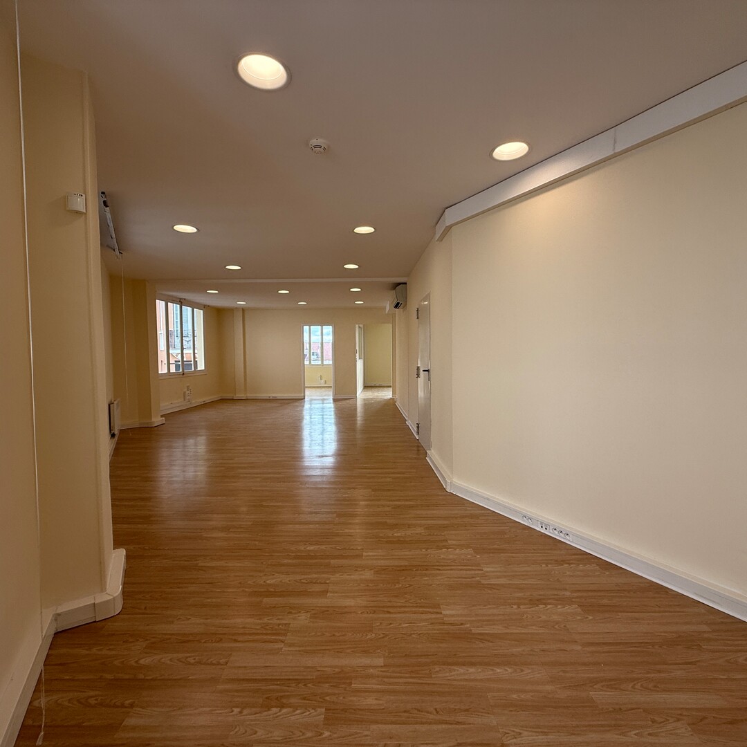 Bureau à louer – Spacieux, Lumineux, Idéalement Situé