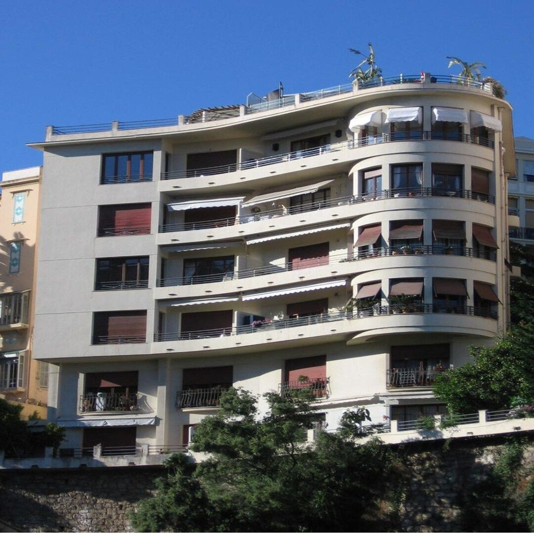 Immeuble Bourgeois Central Grande entrée, séjour, 2 chambres Cuisine équipée, salle de bains, balco