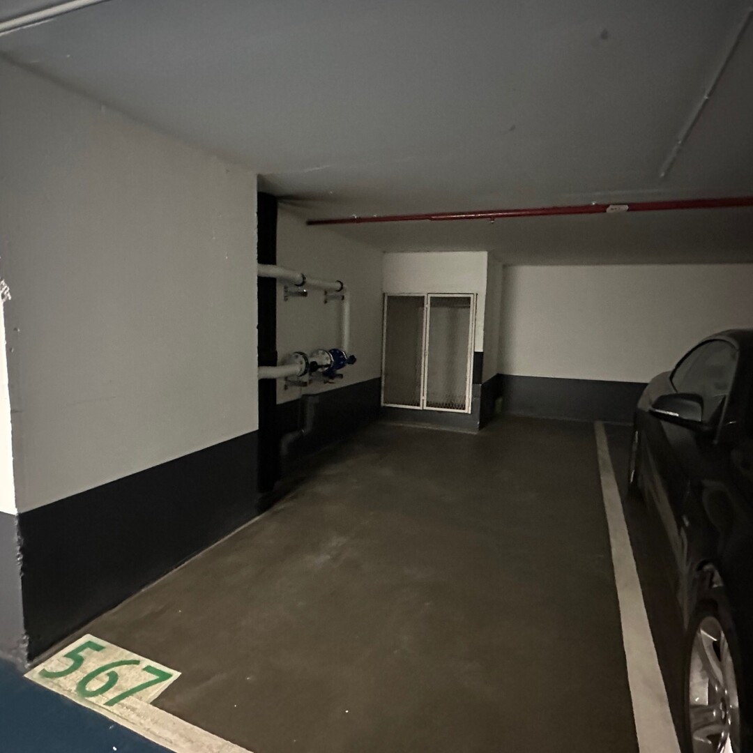 MONTAIGNE : PARKING A LOUER