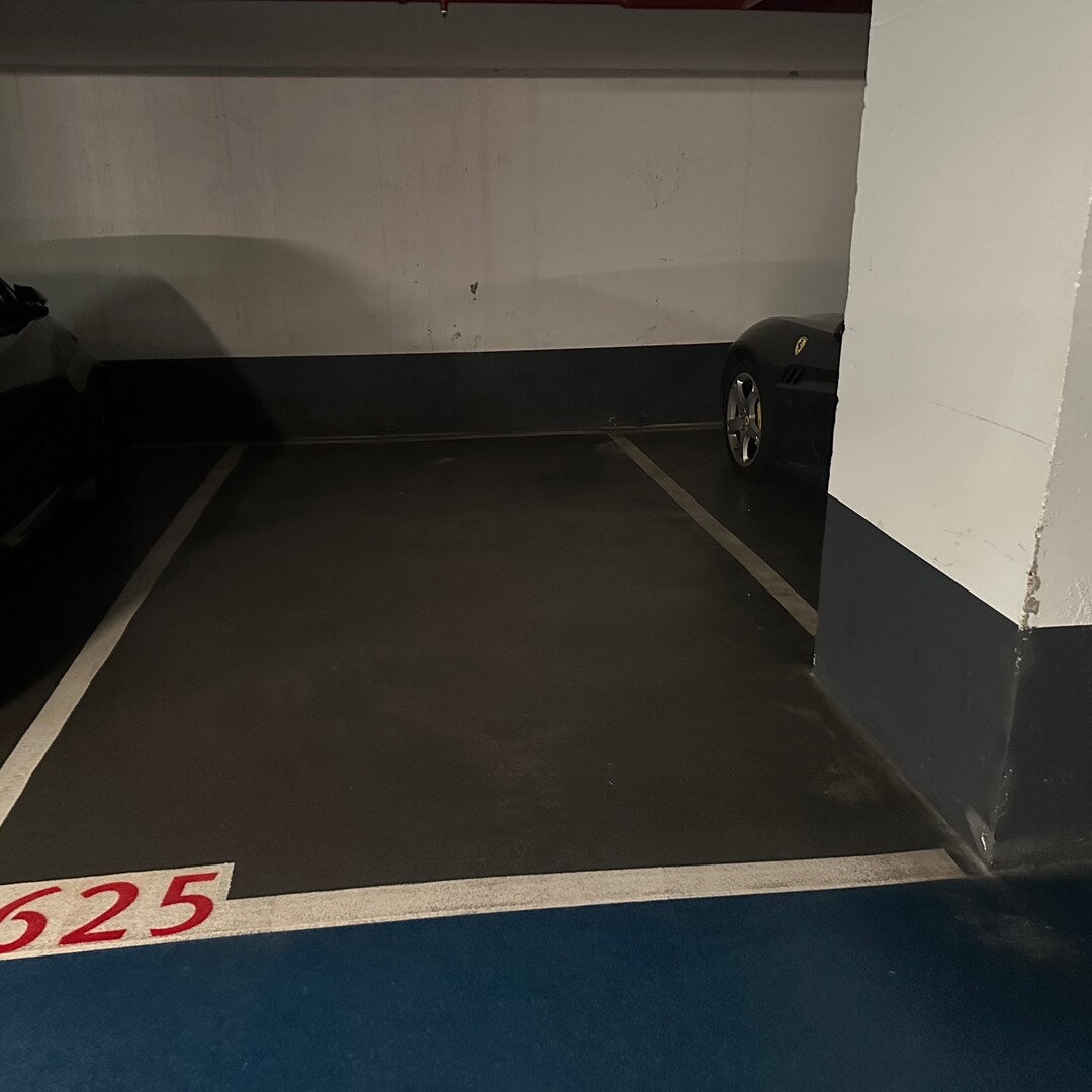 MONTAIGNE : PARKING A LOUER