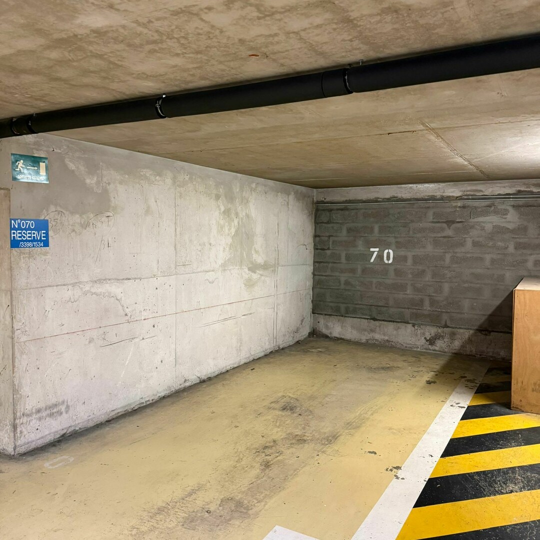 FRONTIERE MONACO  / LE FORUM / EMPLACEMENT DE PARKING
