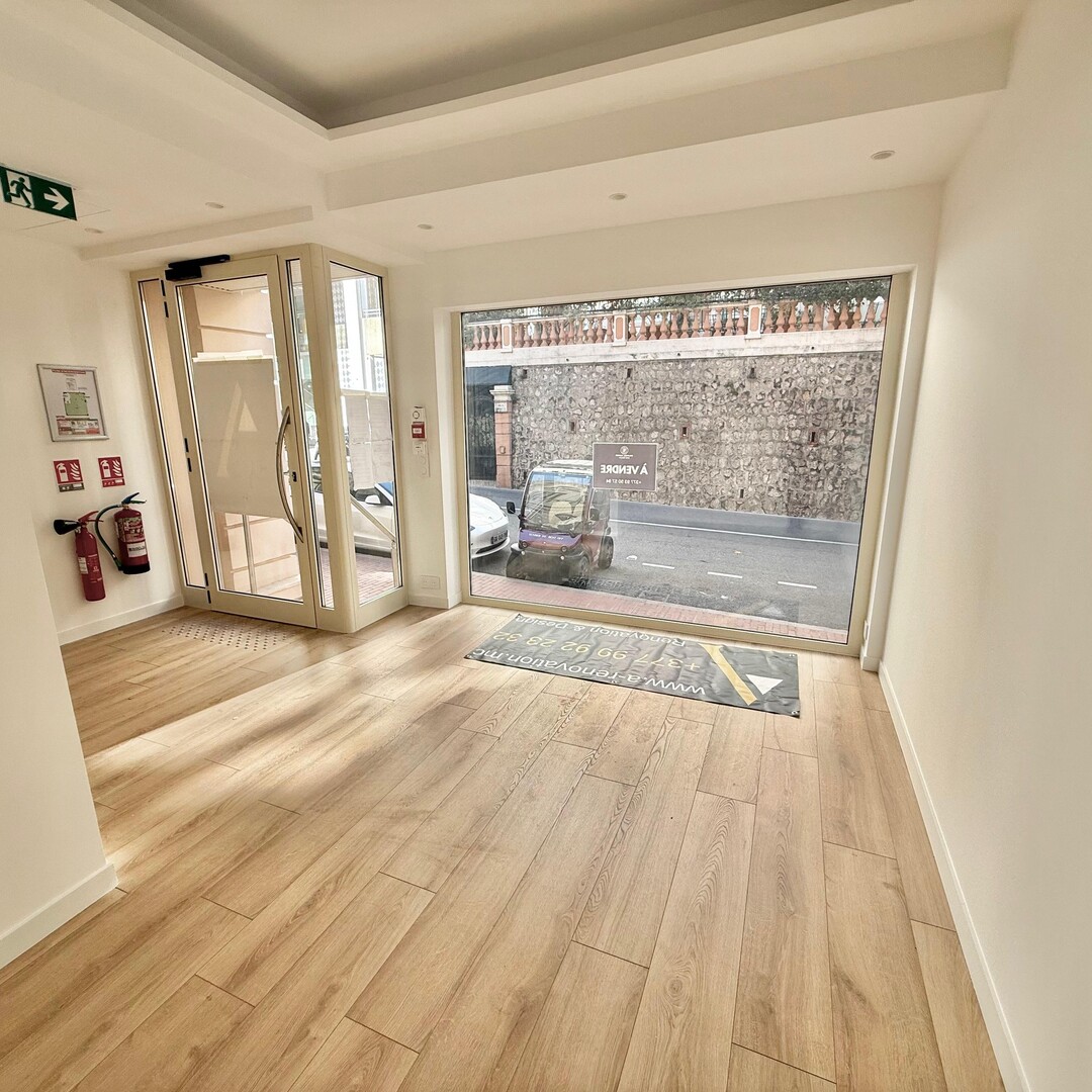 Boulevard d'ITALIE /  BUREAU AVEC VITRINE