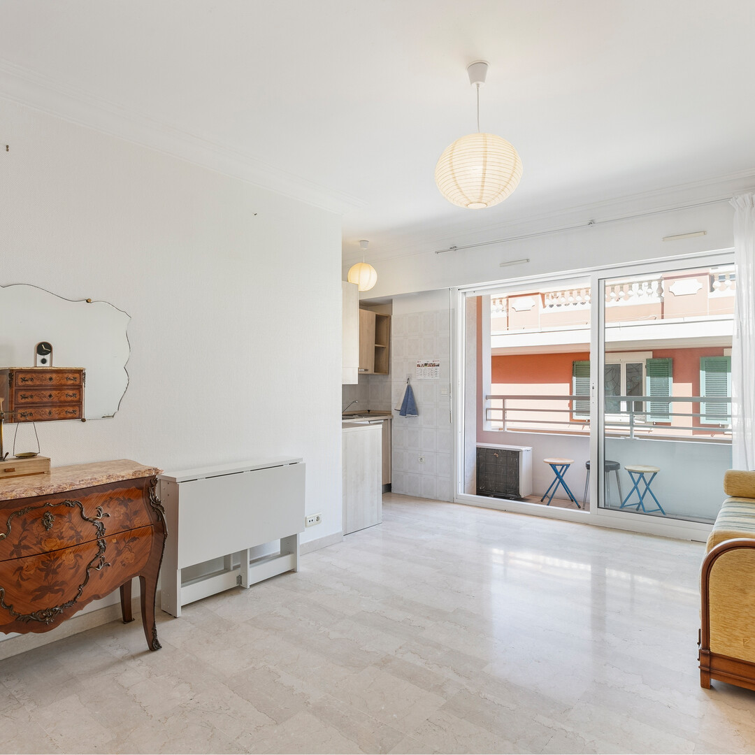 Location Studio Monaco Condamine avec balcon et parking