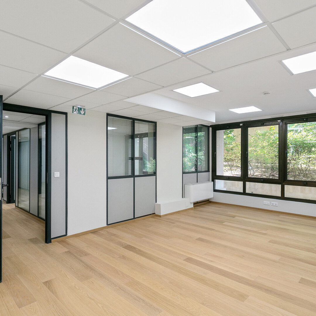 Location Bureau rénové Carré d'Or dans immeuble de standing avec accès indépendant