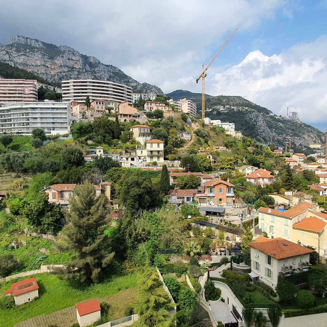 Studio en étage élevé avec vue montagnes