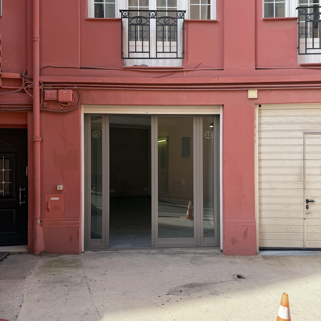 Local commercial avec vitrine – accès direct Rue Plati ( no droit au bail )