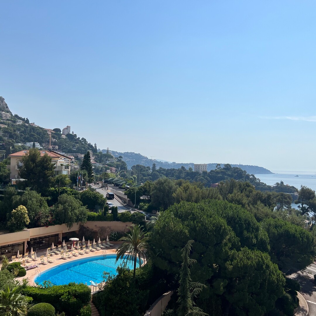 Immeuble avec piscine - Grand bureau avec services inclus