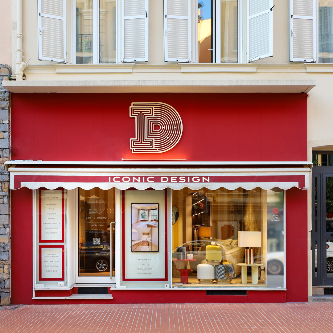 MAGASIN AVEC VITRINE SUR RUE PASSANTE