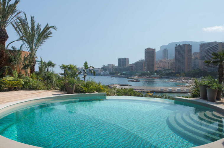 RARE VILLA EN FRONT DE MER - LARVOTTO