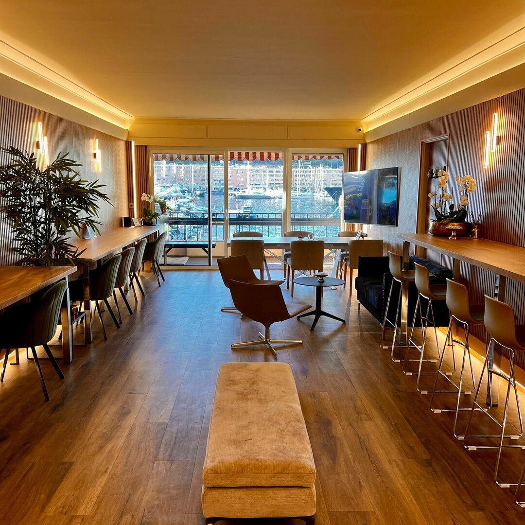 BUREAU LUXUEUSEMENT RENOVE AVEC VUE MER