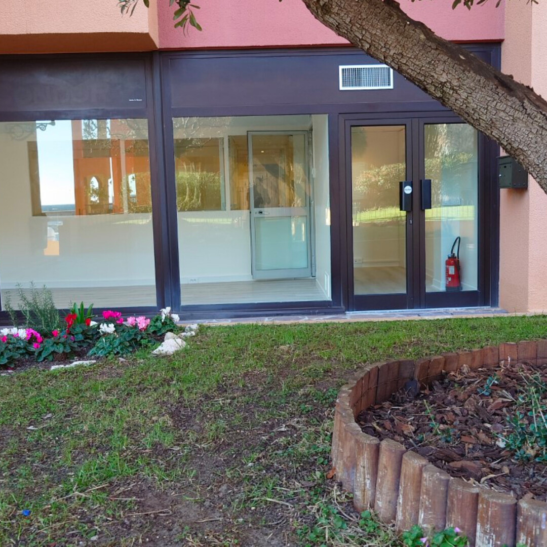 Bureau avec vitrine et vue sur le jardin