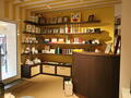 MAGASIN AVEC VITRINE SUR RUE PASSANTE - Location d'appartements à Monaco