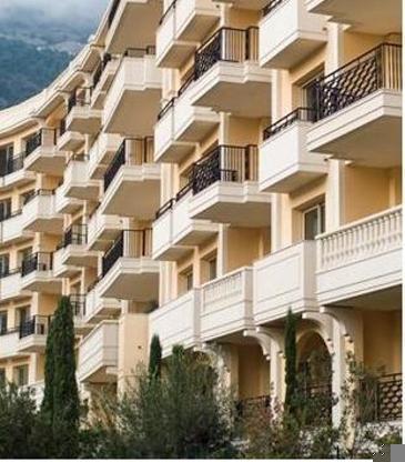 Sole Agent – High-end renovated luxury apartment with sea view