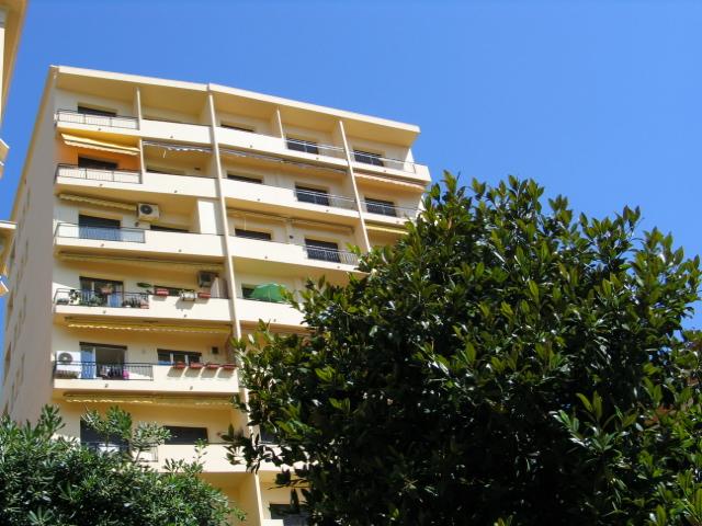 Sole Agent – High-end renovated luxury apartment with sea view